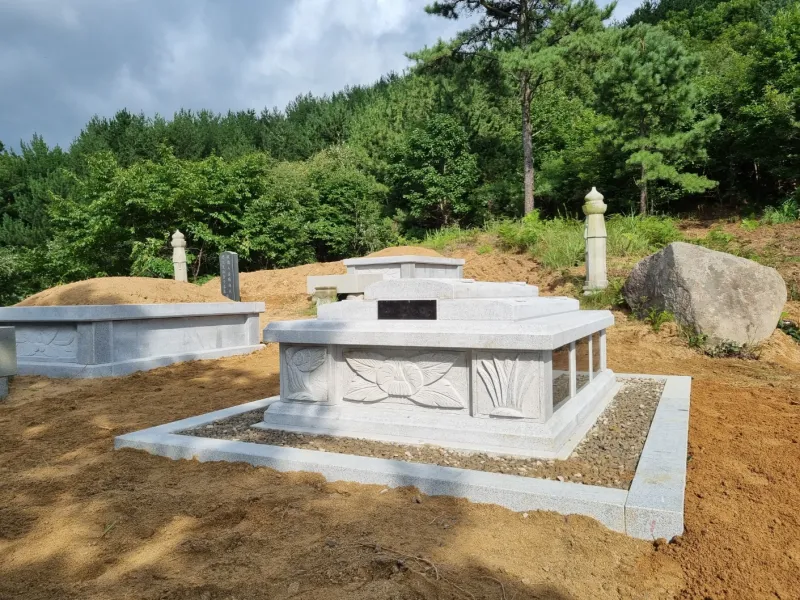 연꽃무늬를 새긴 화강암 가족 봉안묘