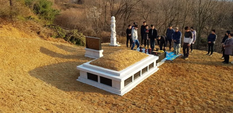 완성된 봉안묘 앞에서 예를 갖추는 가족들